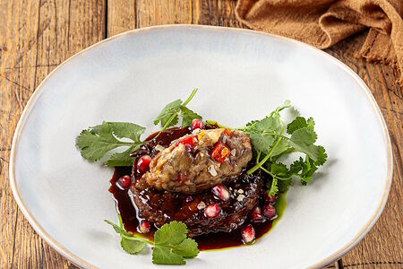 Томленая грудинка с тартаром из баклажана