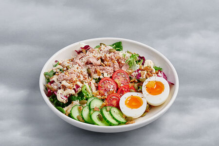 Салат с тунцом, овощами и пармезаном