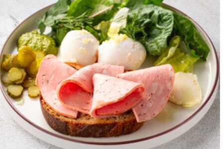 Московский завтрак с яйцами пашот и мортаделлой