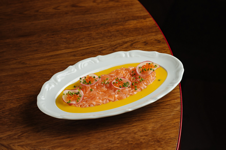 Тартар из лосося с айоли из манго и красной икрой