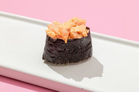 Суши спайси лосось