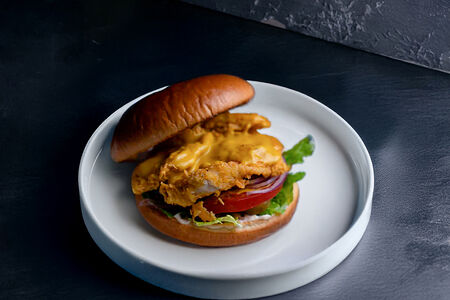 Бургер с куриными стрипсами в соусе Карри и картофель по-деревенски 