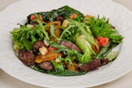 Теплый салат с куриной печенью и грушей