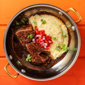 Томленые говяжьи щечки с картофельным пюре