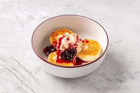 Сырники с муссом из варёной сгущенки и вишневым вареньем