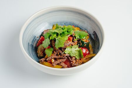 Говядина, битые огурцы, соус черный чеснок