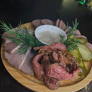 Мясная тарелка-буженина, говяжий язык