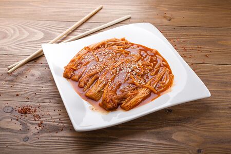 Эноки с острым соусом