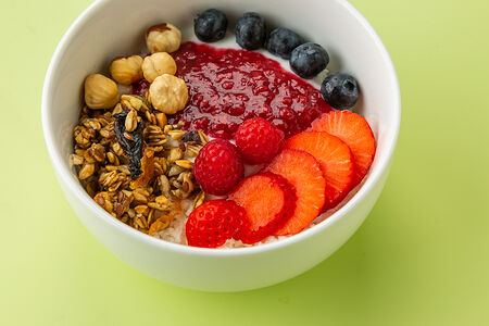 Творог со свежими ягодами и орехами