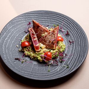 Стейк из тунца с гуакамоле