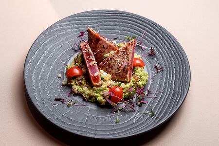 Стейк из тунца с гуакамоле