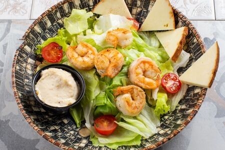 Цезарь с копченым сыром и креветками