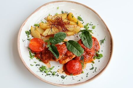 Медальоны из свинины с картофельными дольками 