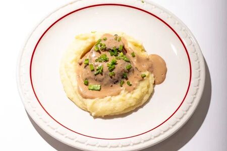 Говяжьи щеки с пюре из картофеля с соусом демиглас