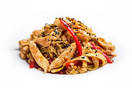 Куриная грудка в соусе карри с японским омлетом и рисом