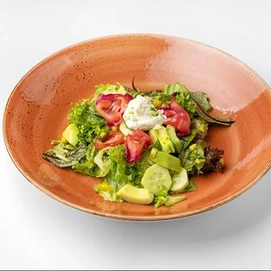 С форелью, авокадо, огурцом и страчателлой