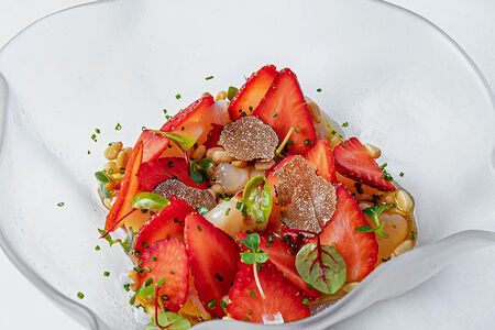 Крудо из курильского гребешка с клубникой