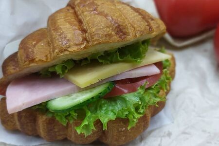 Круассан с ветчиной и сыром