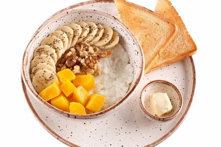 Каша рисовая на сливках с фруктами