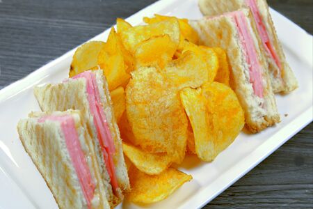 Сэндвич Верде с картофельными чипсами