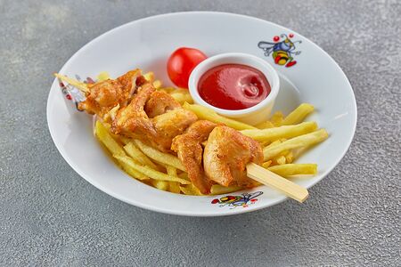 Куриные шашлычки с картофелем фри