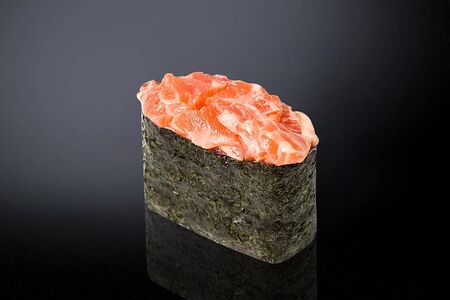 Гункан спайси тунец