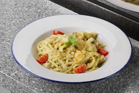 Паста с курицей и соусом Песто
