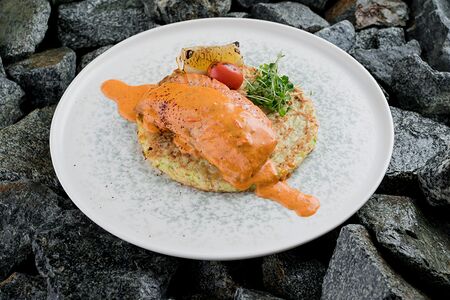 Стейк из форели на кабачковом дранике