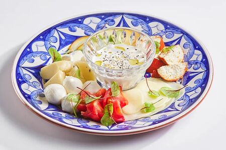 Тарелка сыров из сыроварни