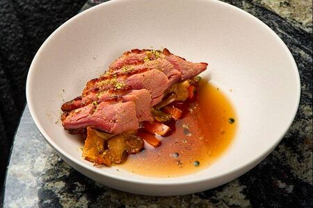 Утиное магре в бульоне с печеной морковью и грибами