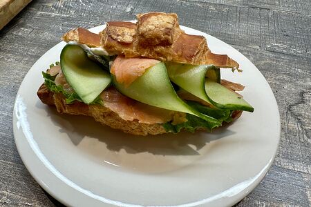 Круассан с форелью