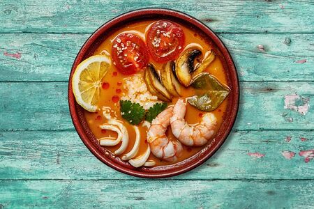 Том ям с морепродуктами