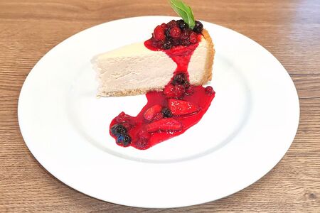 Чизкейк домашний Топленое молоко с ягодным фламбе 