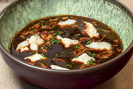 Кисло-острый суп с сибасом, тигровыми креветками и рисовой лапшой