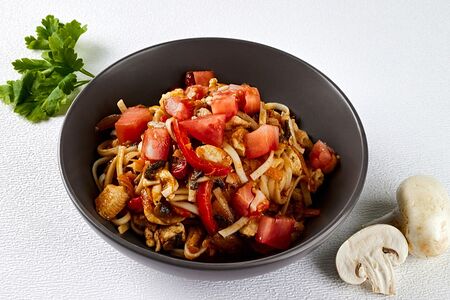 Курица в соусе Том ям с удоном