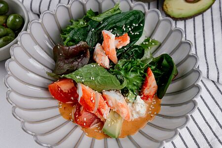 Салат с крабом, авокадо и страчателлой