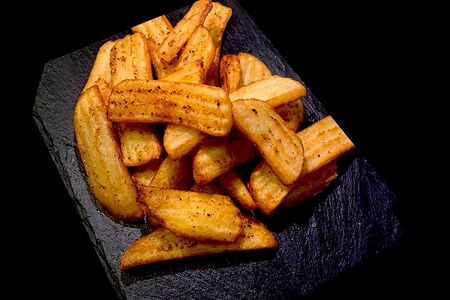 Картофельные стрипсы с луком и черным перцем