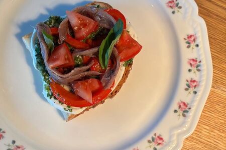 Тост с анчоусами, фетой и печеным перцем 