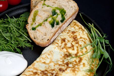 Омлет с крем-чиз и миксом салатов