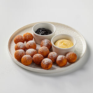 Творожные шарики, кокосовый крем и джем черника