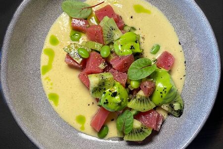 Тар тар из тунца с киви и имбирно-карамельным соусом