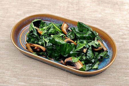 Шпинат с грибами и зеленью