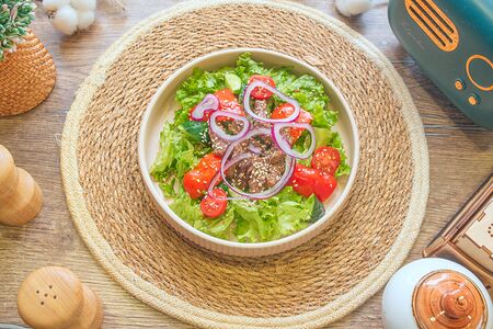 Салат с говядиной и овощами