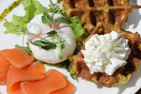 Кабачковые вафли с лососем 