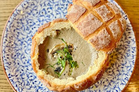 Крем-суп из белых грибов и шампиньонов в хлебе 