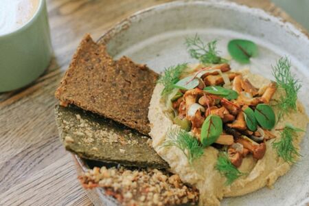 Хумус с лисичками