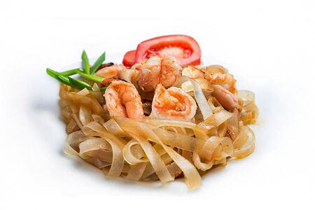 Лапша с креветками, овощами и карри
