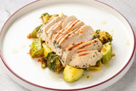 Стейк из индейки с сезонными овощами