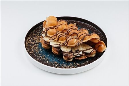 Вафля со взбитыми сливками, нектарином и шоколадным топингом