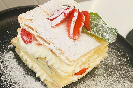 Мильфей с ягодами и малиновым конфи